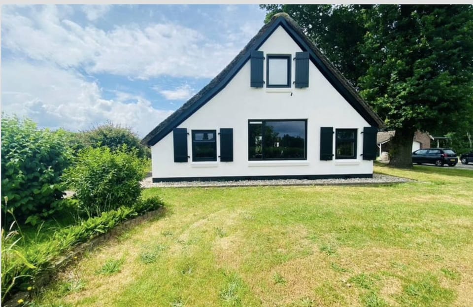 Voorzijde van het rieten huisje