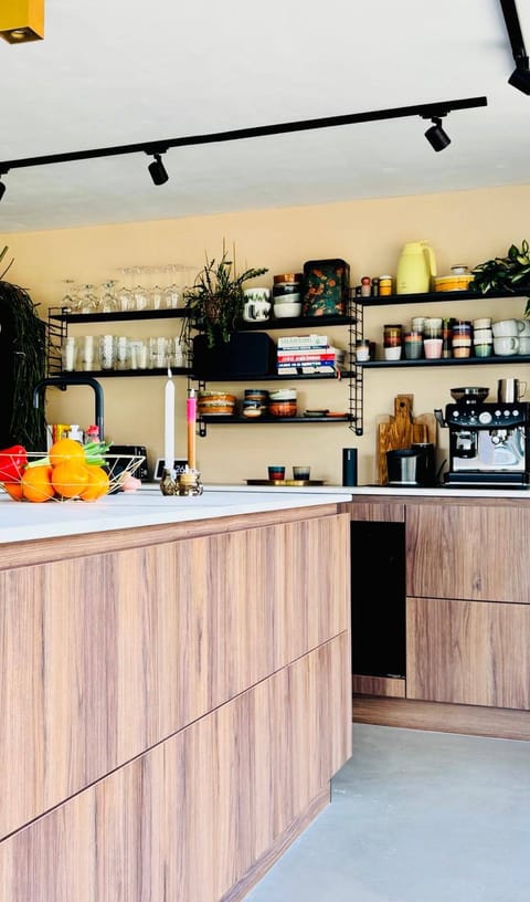Keuken met open planken en koffiehoek