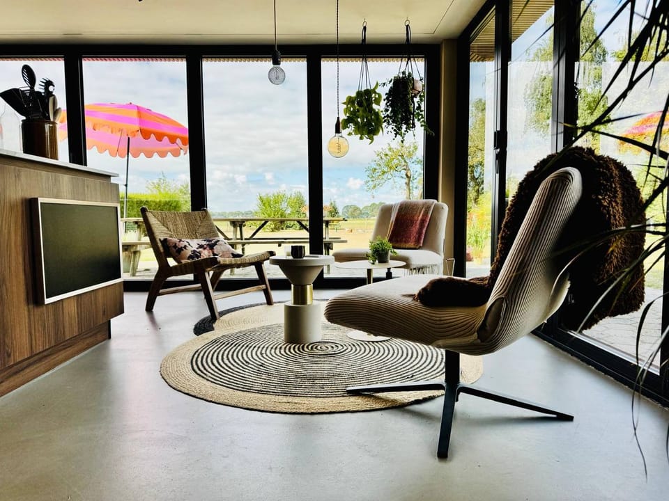 Loungehoek met uitzicht op de weilanden