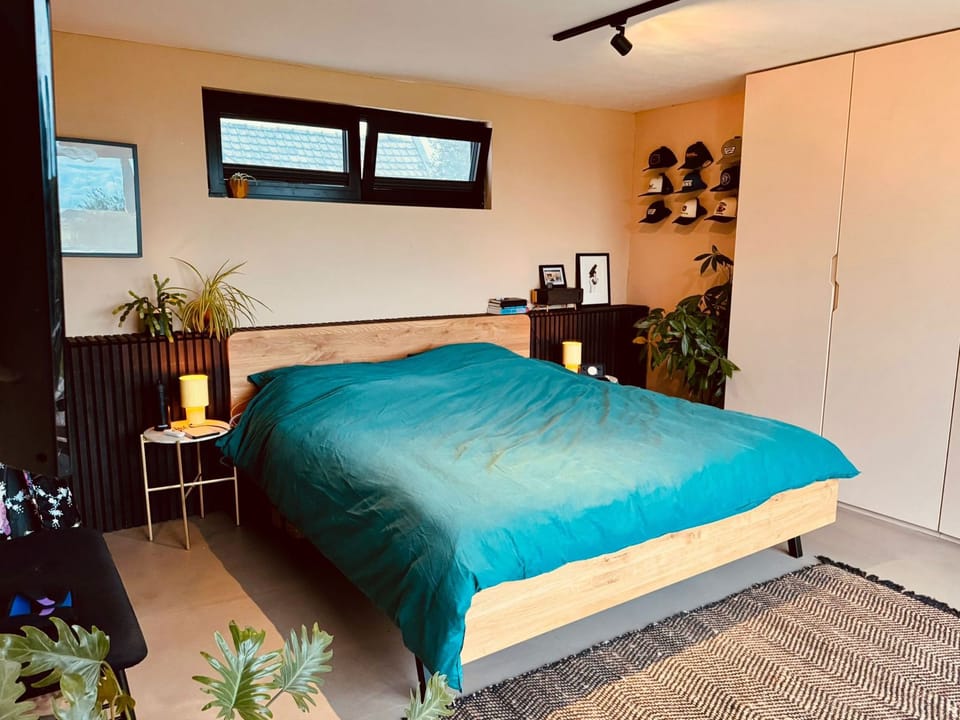 Slaapkamer met groen dekbed