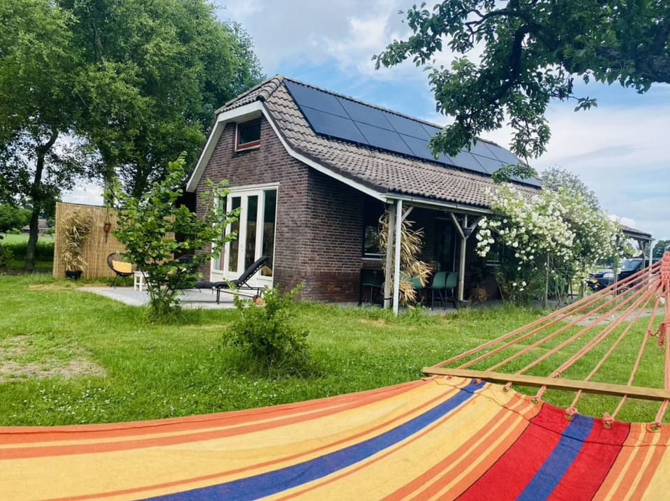 Hangmat met uitzicht op het huis